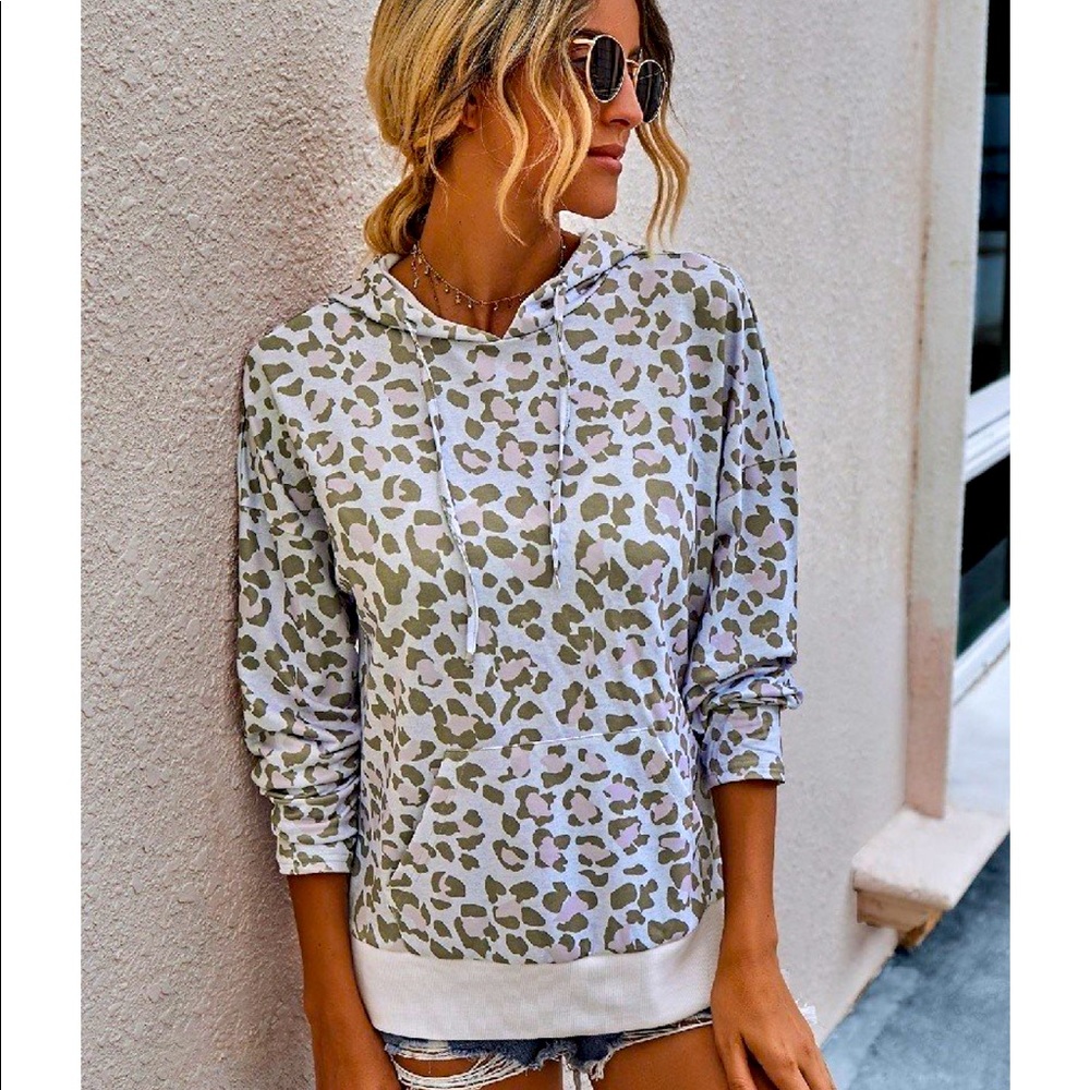 Long Sleeve Leopard Pullover Hoodie (UNWORN)